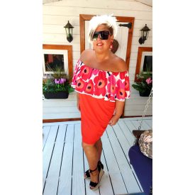   Piros testrésszel, fehér alapon pink virág mintás fodorral készült kánikula ruha