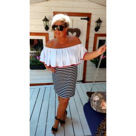   Fekete-fehér csíkos testrésszel, fehér fodorral készült kánikula ruha