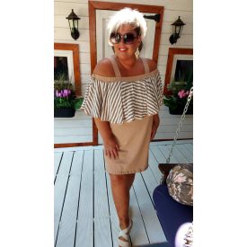   Világosbarna testrésszel, világosbarna-fehér csíkos fodorral készült pántos kánikula ruha